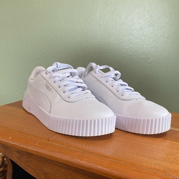 Puma Shoes - Puma White Sneakers Size 8 EUC Very Light Wear
